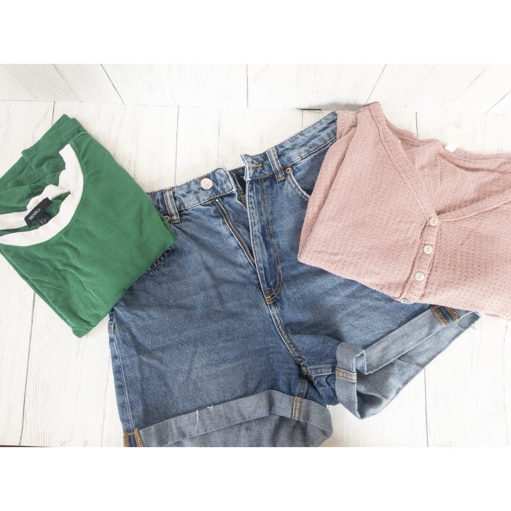 BUNDLE H&M women’s size 4 shorts And two large shirts.